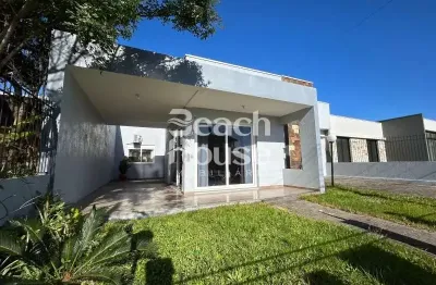 Linda casa mobiliada  ,com padrão diferenciado a poucos metros do mar .