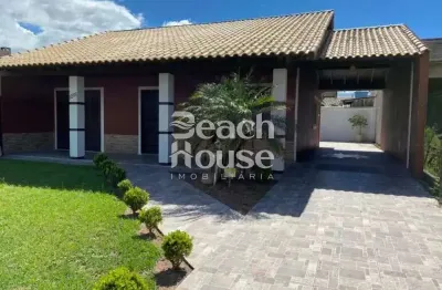 Ótima casa  a 2 quadras do mar em nova tramandaí muito bem localizada !!!