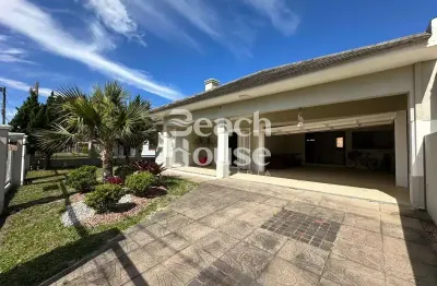 Espaço e qualidade de vida em nova tramandaí! casa com 3 dormitórios, jardim e 2 vagas de garagem !!!