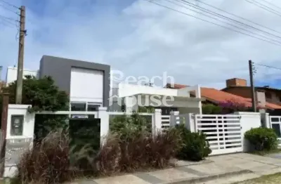 Casa dos sonhos em nova tramandaí! mobiliada, com piscina, jardim e ar condicionado !!!