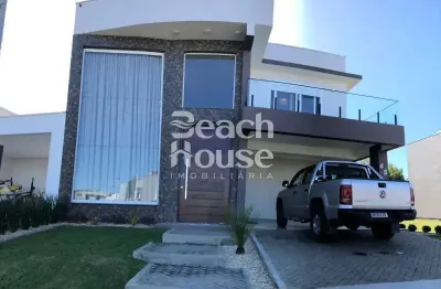 Linda casa de alto padrão, bem localizada, com 4 quartos !!!