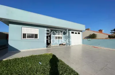 Magnifica casa em nova tramandaí,bem próxima a praça da coruja e a 500 metros do mar!!