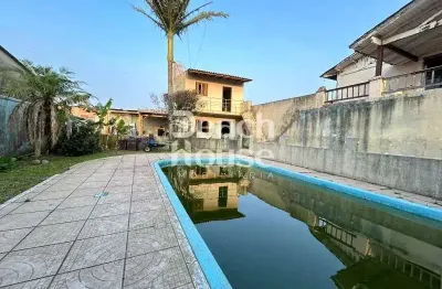 Pátio com piscina e dois apartamentos bem próximo ao mar!!!!!