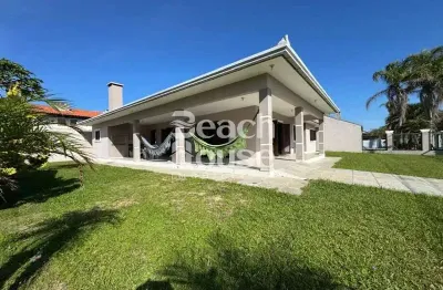 Espaço e sofisticação em nova tramandaí – casa semi mobiliada com 4 quartos, 1 suíte, garagem para 3 carros e ar condicionado !!!