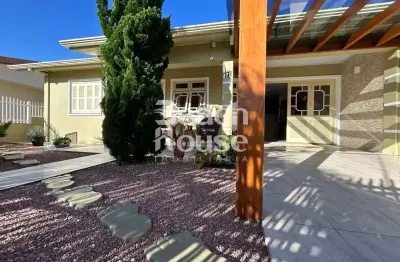 Ótima casa ,com  padrão  excelente de construção com belíssimo anexo,em tramandaí sul