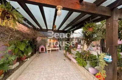 Linda casa em região de moradores fixos! muito bem localizada no bairro de nova tramandaí!!