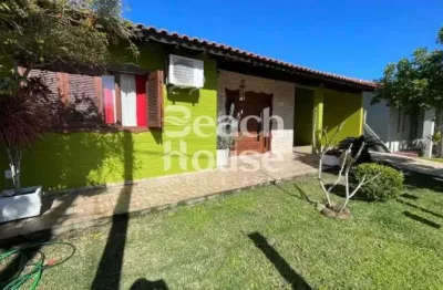 Residência impecável em bairro privilegiado nova tramandaí – mobiliada, com 3 quartos (1 suíte) e jardim verdejante !!!
