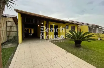 Casa com 3 dormitórios ,1 deles suíte  a 150 metros do mar ,ótima oportunidade!