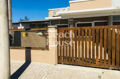 Geminada com piscina ,com um ótimo padrão de acabamento e decorção.