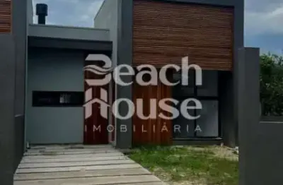 Casa geminada com padrão diferenciada bem perto do centrinho da nova tramandaí!!!!