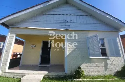 Encantadora casa com enorme pátio, bem localizado no centro de tramandaí !!!