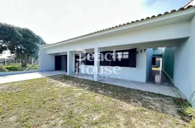 Casa agaradavel  com 3 dormitorios no bairro presidente no imbe, 600m do mar!