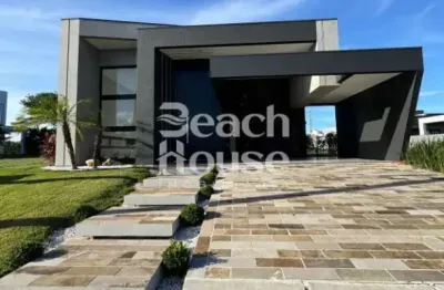 Exclusividade e tecnologia no condomínio marítimo – casa inteligente com 3 suítes, lareira e paisagismo de alto padrão !!!
