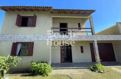 Sobrado encantador no jardim do éden: semi mobiliado, com sacada, terraço, pátio fechado e a poucos passos do mar !!!
