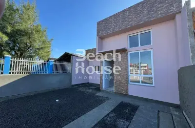 Casa lindissima com 3 dormitorios sendo uma suite a 80m metros do mar, jardim beira mar!