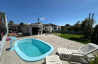 Casa semi mobiliada! próxima a avenida principal, e com fácil acesso ao mar!