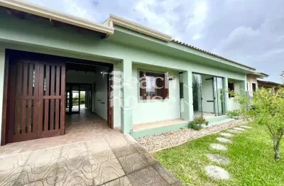 Casa com anexo, próxima ao centro de tramandaí! terreno maior que o padrão!