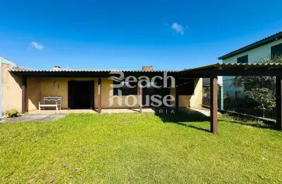 Casa a poucas quadras do mar! fica semi mobiliada, e avalia carro no negócio.