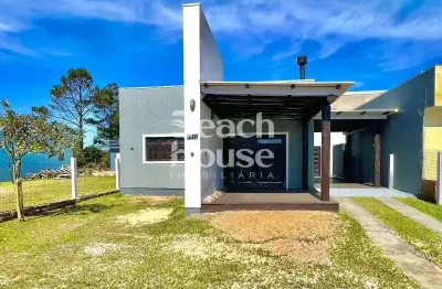 Linda casa em nova tramandaí! pertinho do asfalto, facilitando o acesso ao mar!