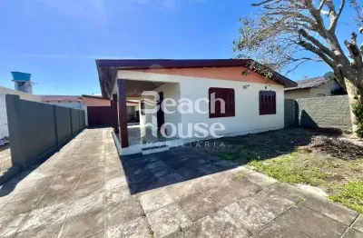 Ótima casa com anexo, em terreno maior que o padrão! próxima ao mar! região super tranquila!