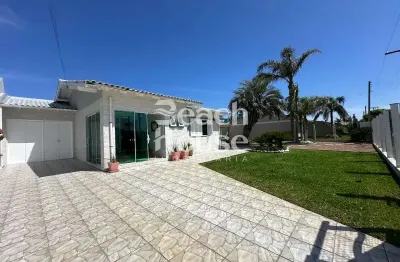 Ótima casa com 2 terrenos, e a menos de 5 minutos do mar! excelente localização!