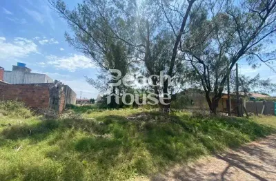 Terreno maior que o padrão, e a poucos passos do mar! excelente oportunidade!