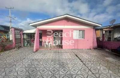 Linda casa em bairro tranquilo de moradores fixos! próximo a comércios e escolas.