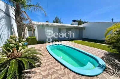 Ótima casa com piscina e quiosque! de frente para avenida, em nova tramandaí!