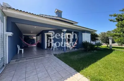 Casa semi mobiliada e com piscina, próxima ao mar e ao centrinho de nova tramandaí!