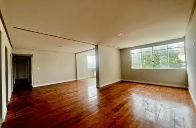 Lindo apartamento com 4 quartos ,2 vagas de garagem no coração da pituba