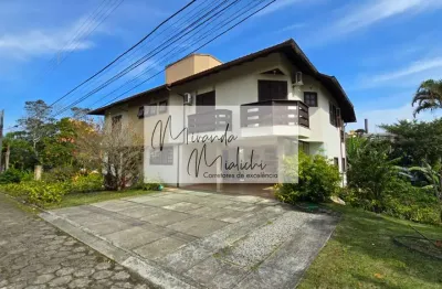 Casa em condomínio para venda com 6 quartos, sendo 2 suítes, 315m²