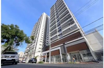 Lindo apartamento com varanda gourmet c/ churrasqueira a carvão.