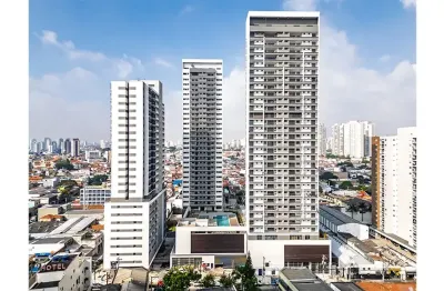 Lindo apartamento com varanda gourmet c/ churrasqueira a carvão.