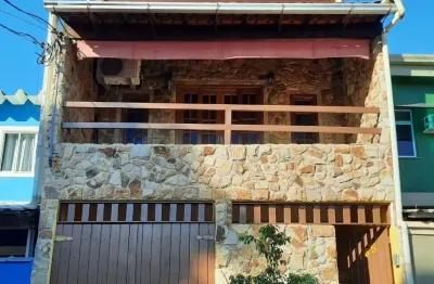 Linda casa 2 quartos com ótima localização e amplo espaço no terraço