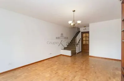Casa com 3 quartos para alugar na Rua Bárbara Heliodora, Vila Romana, São Paulo