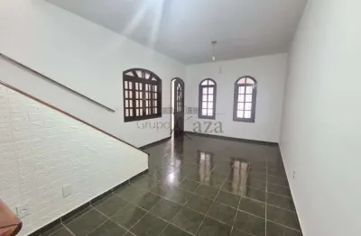 Oportunidade - casa sobrado - jardim das indústrias - 3 dormitórios - 120m².