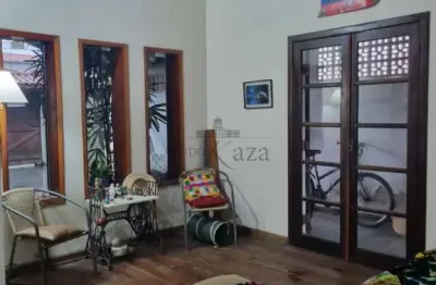 Oportunidade - Casa - Jacareí - Centro - 4 Dormitórios - 143m².