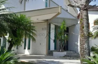 Casa em Condomínio - Residencial Esplanada do Sol - Jardim Esplanada - 4 Dormitórios - 410m².