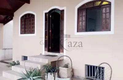 Casa no parque interlagos com 250 metros 4 dormitórios e suíte com 4 vagas de garagem.