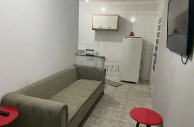Casa com 2 quartos para alugar na Rua Jorge Gomes, Cidade Nova Jacareí, Jacareí