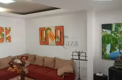 Casa com 5 quartos à venda na Rua Campos Sales, 512361, Centro, Jacareí
