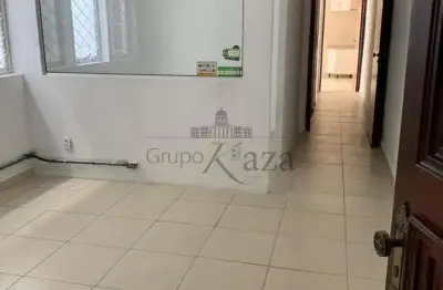 Casa - sobrado - centro - jacareí - 200m² - 3 dormitórios - aceita permuta.