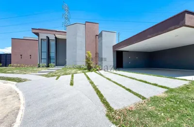 Oportunidade - Casa em Condomínio - Condomínio Terras do Vale - Bairro do Grama - Caçapava - 3 Dormitórios - 194m².