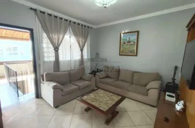 Casa padrão - 3 dorms - 1 suíte - 2 banheiros - sala de jantar - bosque dos eucaliptos