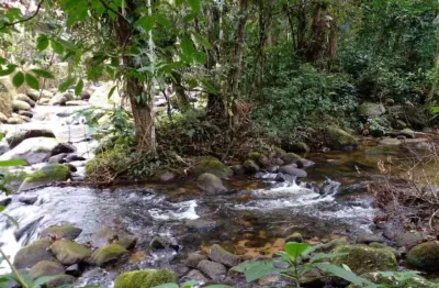 Fica próximo a estrada paraty- cunha e próximo, proxima a cachaçaria pedra branca e a fazenda bananal, da rede globo.