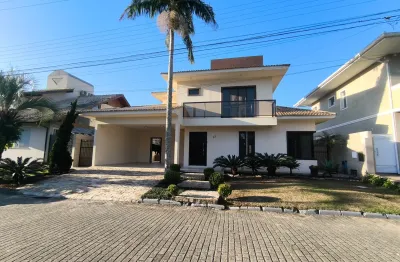 Casa cond. fechado com piscina privativa, churrasqueira e área para pets