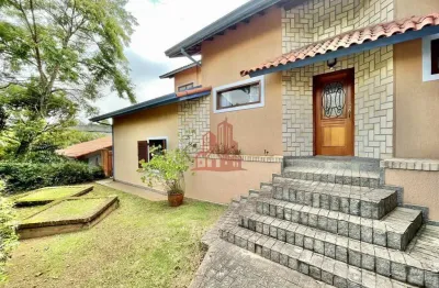 Linda casa com detalhes em tijolos aparentes e ótimos acabamentos.