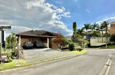 Golf village - 3 suítes, amplo salão inferior, varanda gourmet c/ jacuzzi!