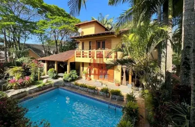 Casa Alto Padrão em Condomínio | 4 Dormitórios | Piscina | Cotia