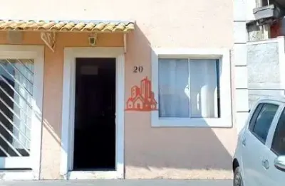 Casa à venda em condomínio no Jardim Sandra – 2 dormitórios e quintal